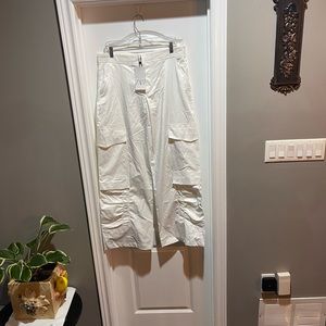 White cargo pockets pants